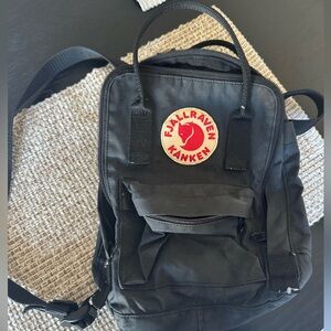 FJALLRAVEN KANKEN MINI BACKPACK IN BLACK